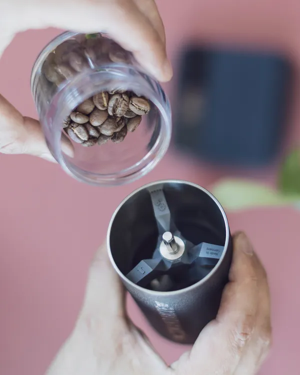 Filling the C40 from its bean jar