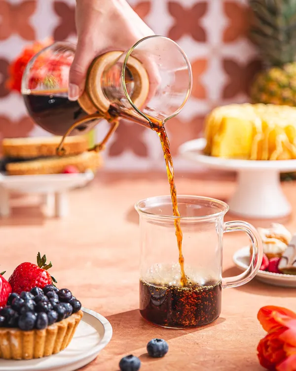 Pouring coffee from a Chemex at the table